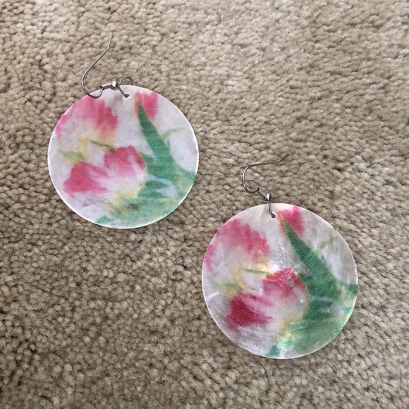 Hand painted pearlized shell earrings with flower design - Picture 5 of 14
